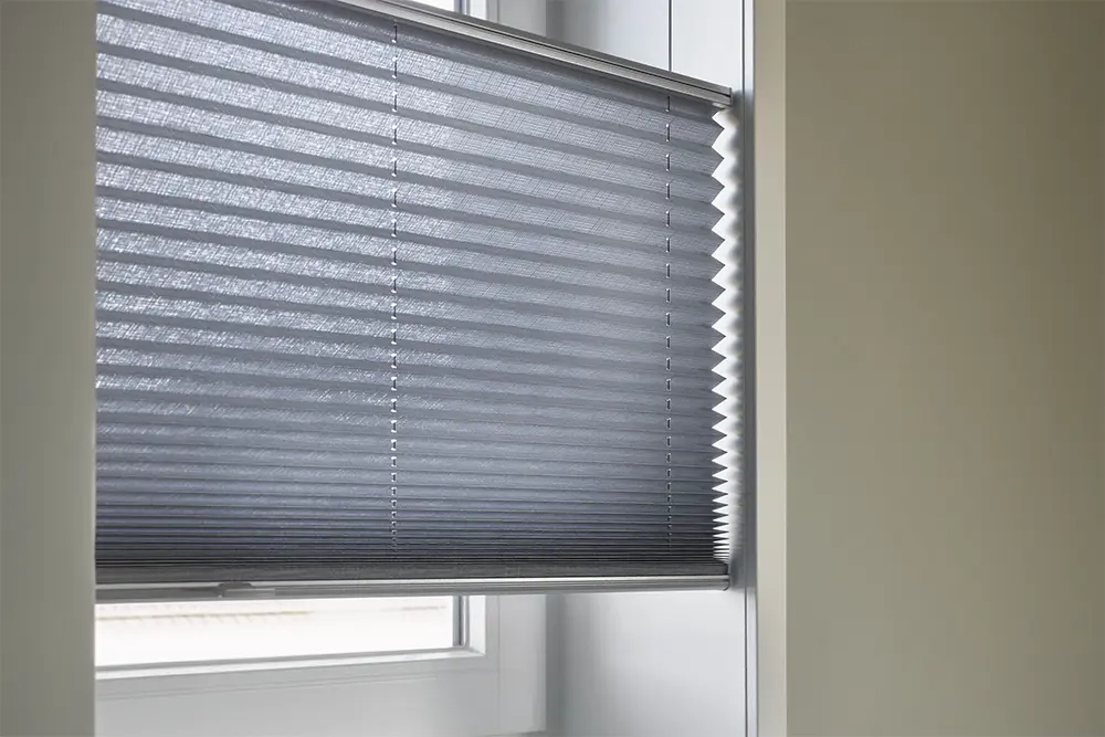 Enkele plisségordijn in grijze stof in een woning in Amsterdam